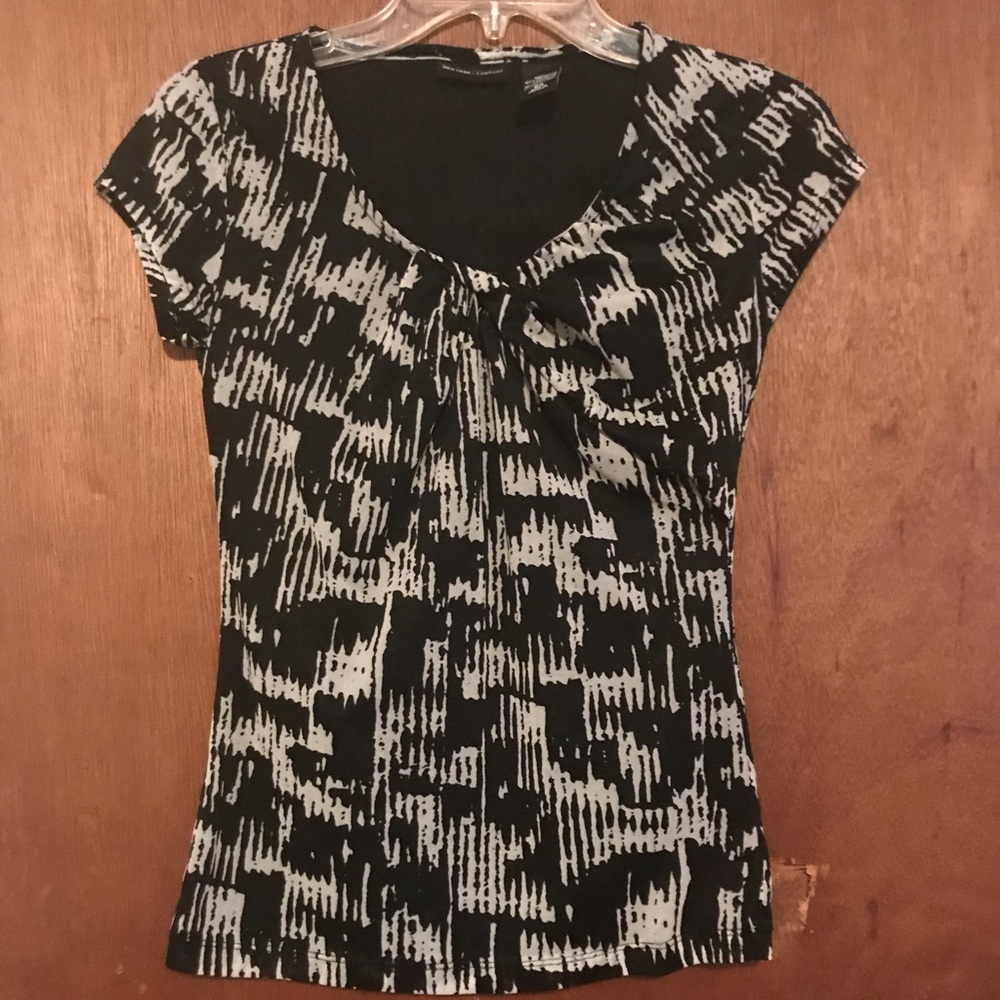 Short sleeve black and white blouse